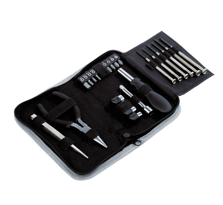 Set de herramientas de 24 piezas en estuche negro con cierre. Incluye destornilladores, pinzas y accesorios esenciales. Personalizable con logo corporativo.