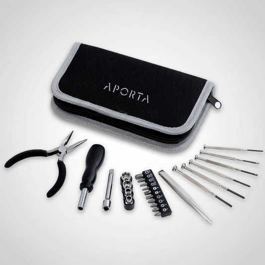 Set de herramientas de 24 piezas en estuche negro con cierre. Incluye destornilladores, pinzas y accesorios esenciales. Personalizable con logo corporativo.