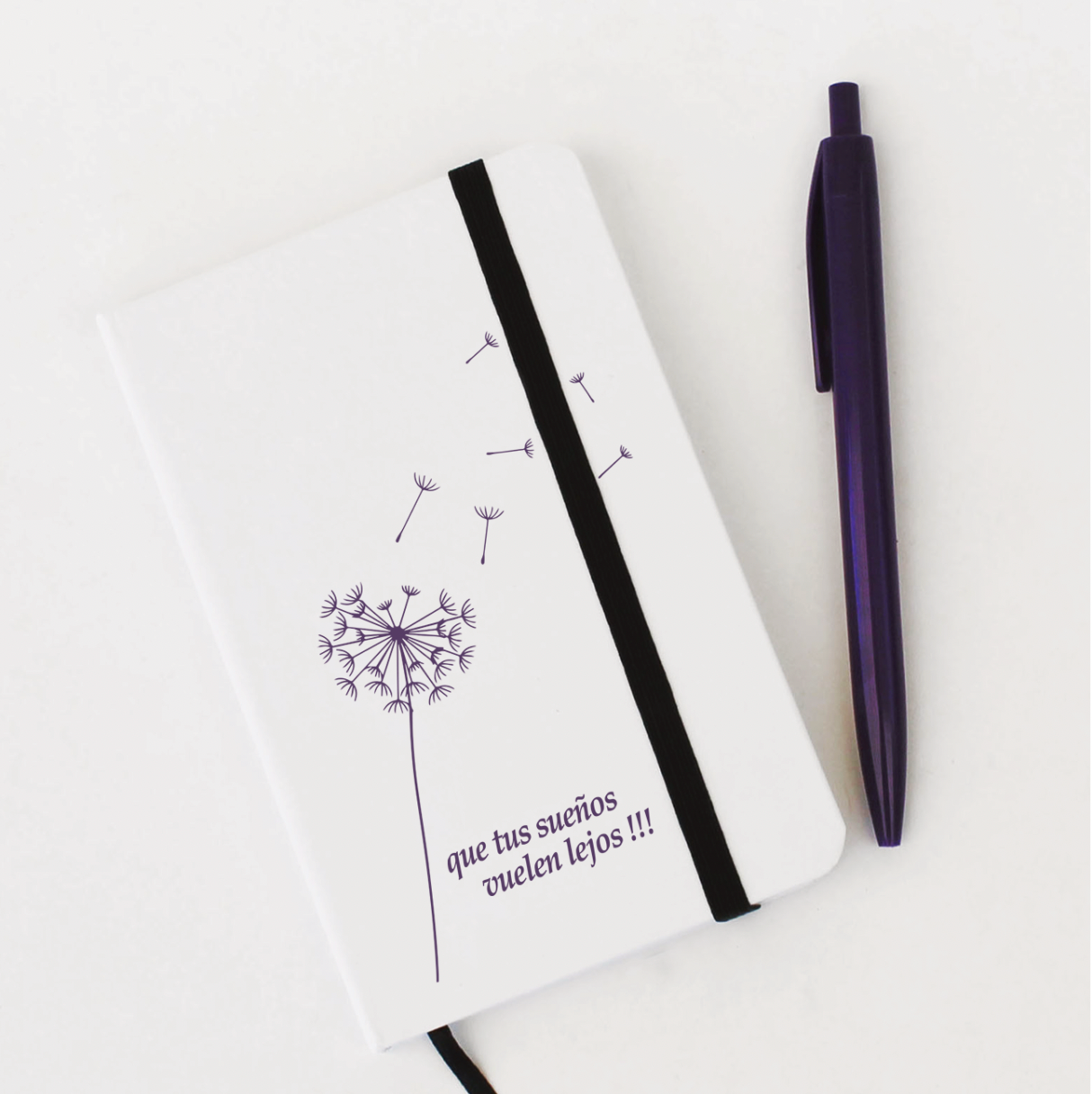 Regala utilidad y estilo: Set de libreta con amarre y bolígrafo morado para el Día de la Mujer. Diseño con frases inspiradoras y opción de logo corporativo. El detalle perfecto para empresas este 8M. ¡Pide tu presupuesto aquí!"