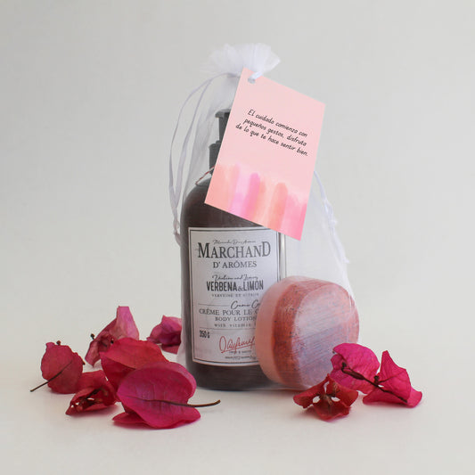Regalo de bienestar y autocuidado. Incluye jabón de lufa artesanal aromático y crema corporal hidratante en saco de organza con tarjeta personalizable. Pedido mínimo 15 unidades. ¡Cotiza en Aporta Imagen!