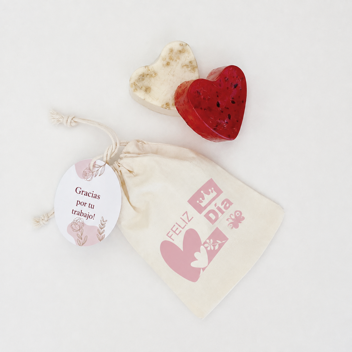 Dúo de jabones artesanales en forma de corazón en saquito de algodón impreso y tarjeta especial. Cosmética natural hecha a mano. ¡Cotiza con nosotros!