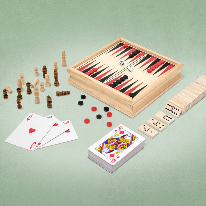 Set de entretenimiento con ajedrez, dominó, cartas, damas y backgammon en caja de madera. Presentación premium con tarjeta personalizada y logo corporativo.