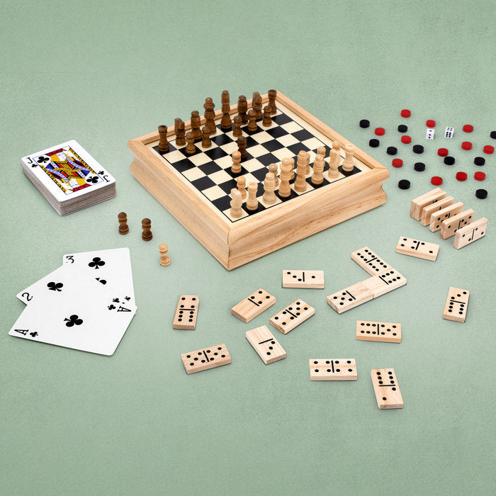 Set de entretenimiento con ajedrez, dominó, cartas, damas y backgammon en caja de madera. Presentación premium con tarjeta personalizada y logo corporativo.