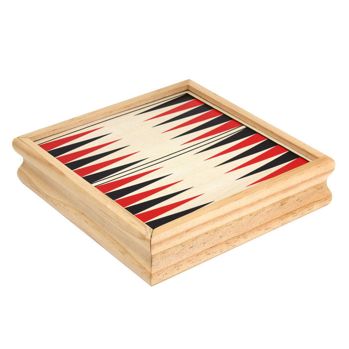 Set de entretenimiento con ajedrez, dominó, cartas, damas y backgammon en caja de madera. Presentación premium con tarjeta personalizada y logo corporativo.