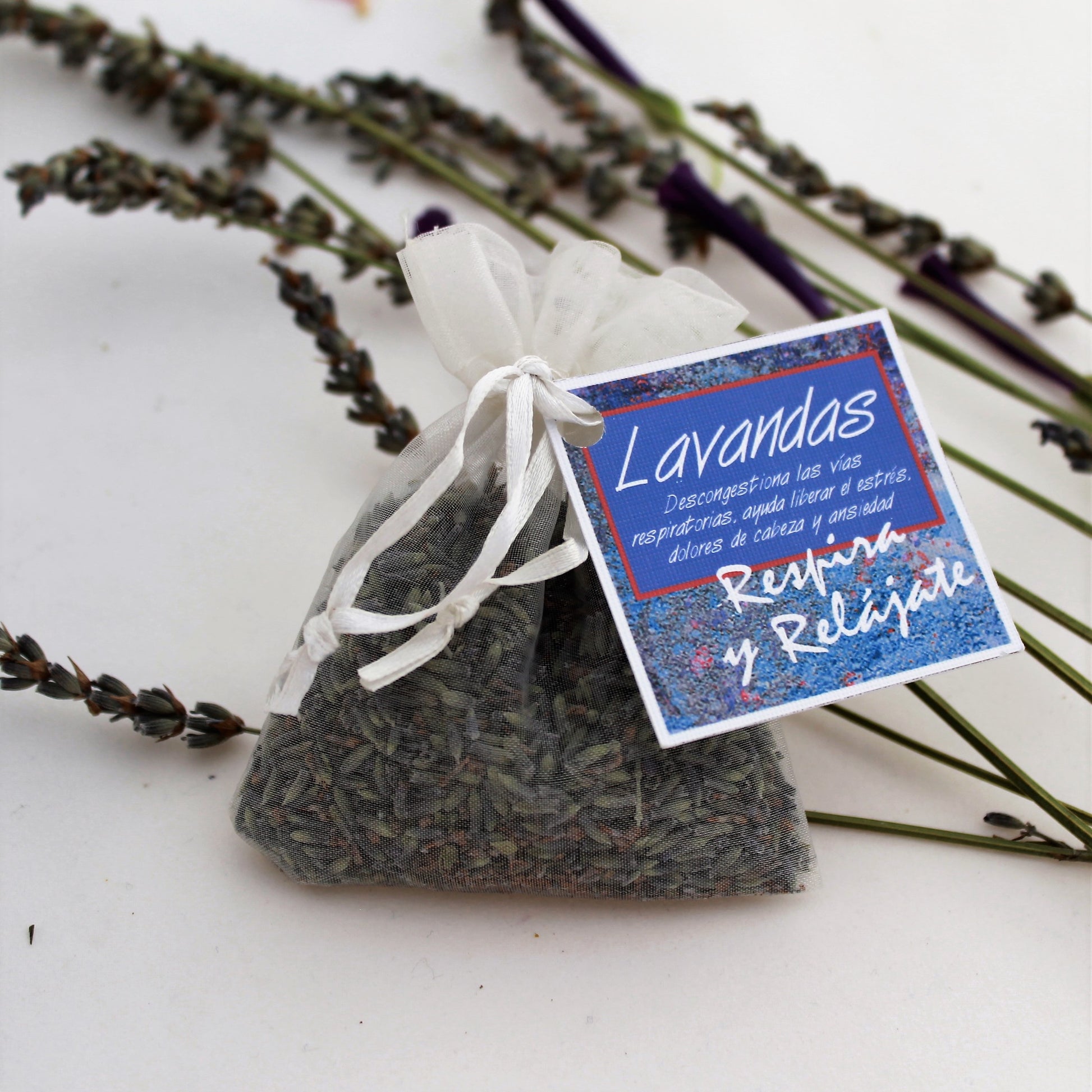 Set de bienestar con productos aromatizados con lavanda, incluyendo toalla facial, jabón artesanal, vela y bolsita aromática. Un regalo corporativo ideal para promover la relajación.