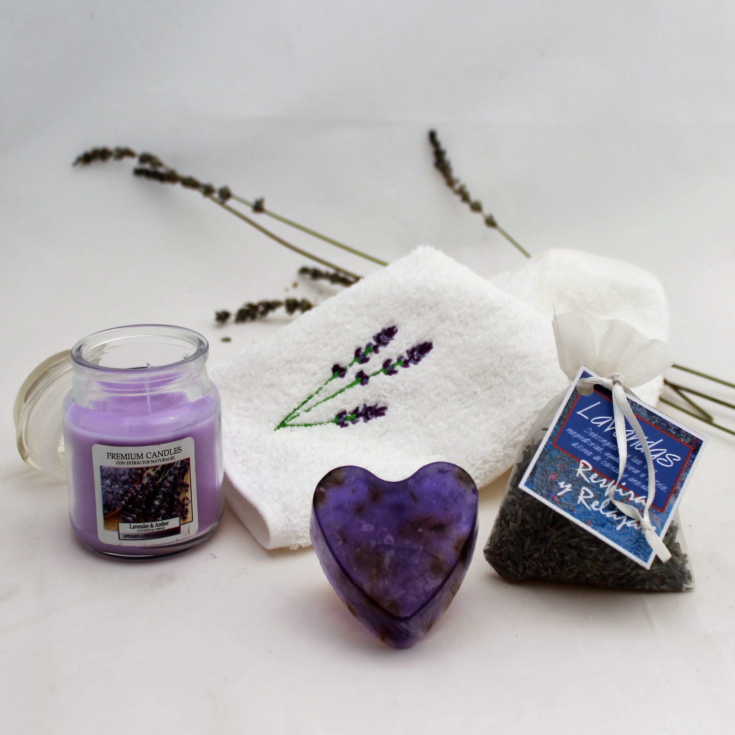 Set de bienestar con productos aromatizados con lavanda, incluyendo toalla facial, jabón artesanal, vela y bolsita aromática. Un regalo corporativo ideal para promover la relajación.
