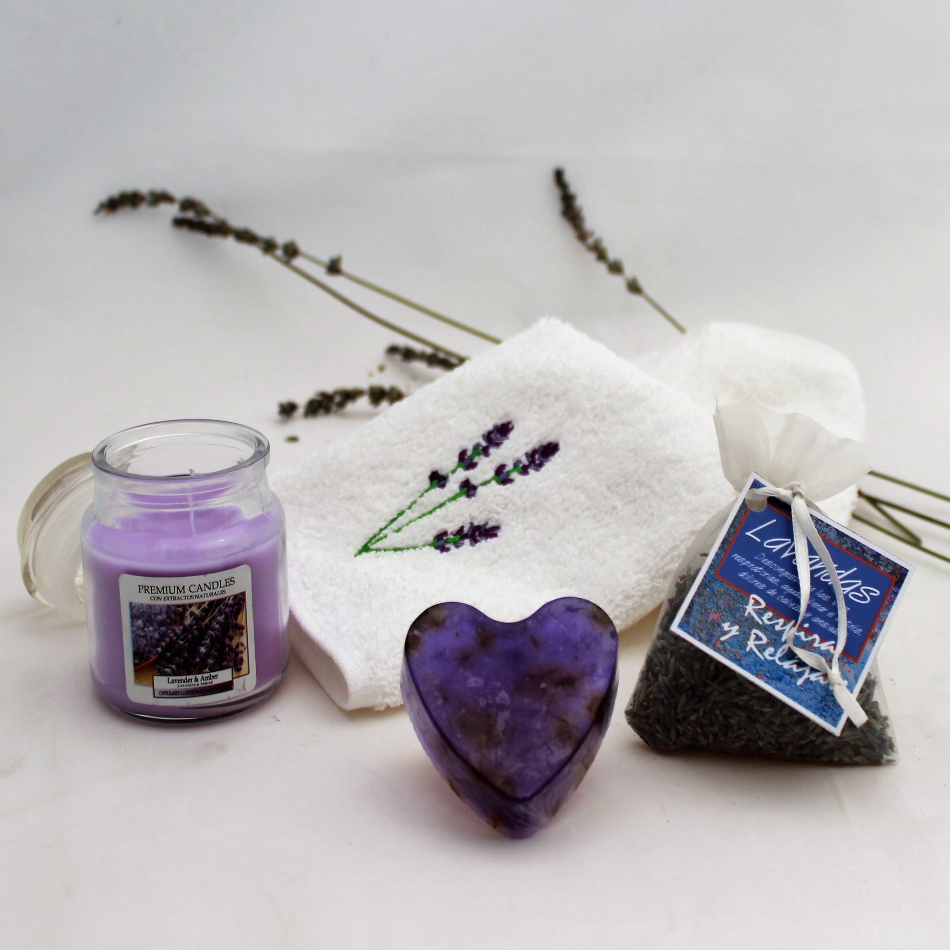 Set de bienestar con productos aromatizados con lavanda, incluyendo toalla facial, jabón artesanal, vela y bolsita aromática. Un regalo corporativo ideal para promover la relajación.