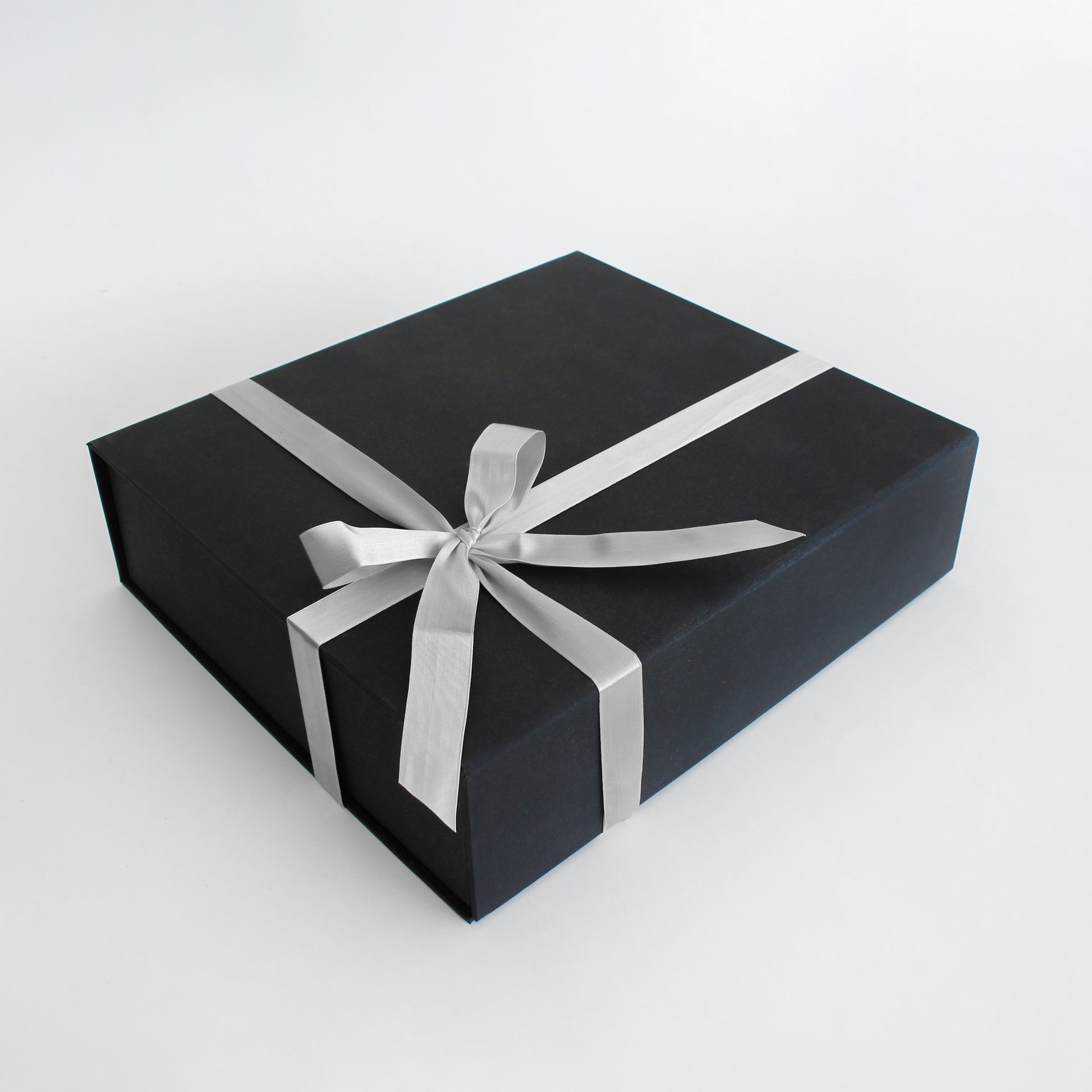 Colección de mixología con licores premium, accesorios de bar y acompañamientos gourmet. Un regalo corporativo elegante y personalizable para celebrar y crear experiencias memorables.