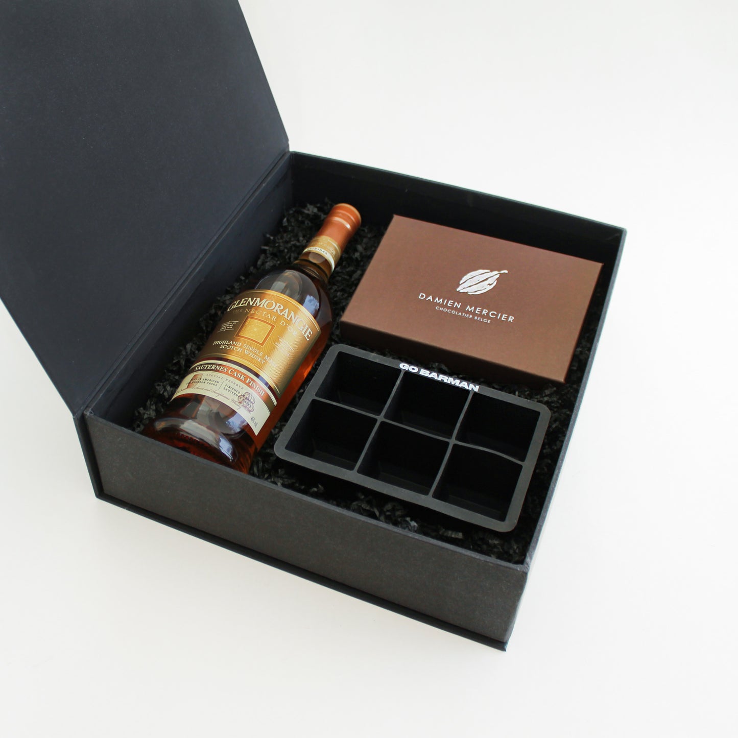 Colección de mixología con licores premium, accesorios de bar y acompañamientos gourmet. Un regalo corporativo elegante y personalizable para celebrar y crear experiencias memorables.