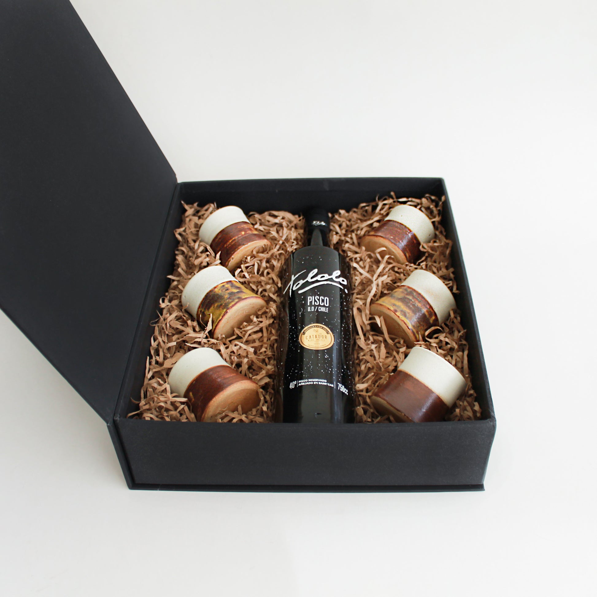 Colección de mixología con licores premium, accesorios de bar y acompañamientos gourmet. Un regalo corporativo elegante y personalizable para celebrar y crear experiencias memorables.