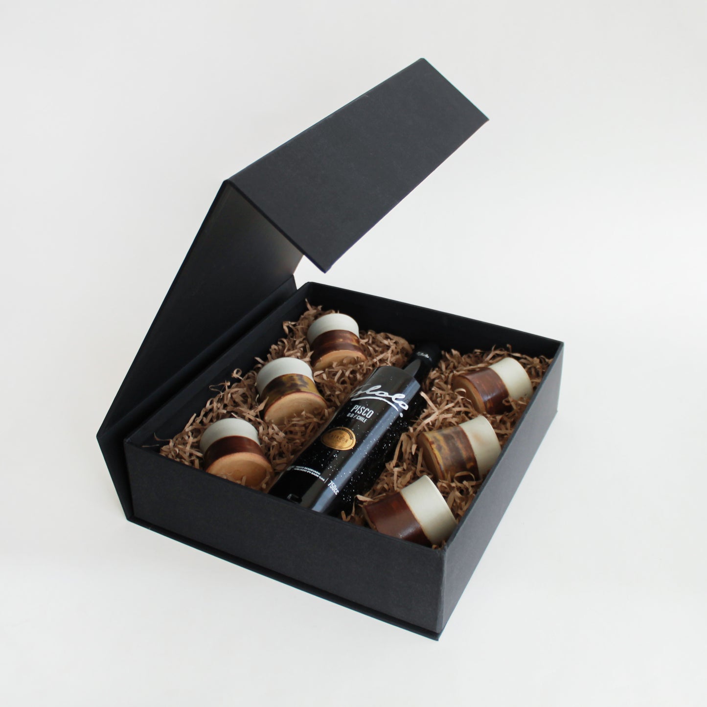 Colección de mixología con licores premium, accesorios de bar y acompañamientos gourmet. Un regalo corporativo elegante y personalizable para celebrar y crear experiencias memorables.