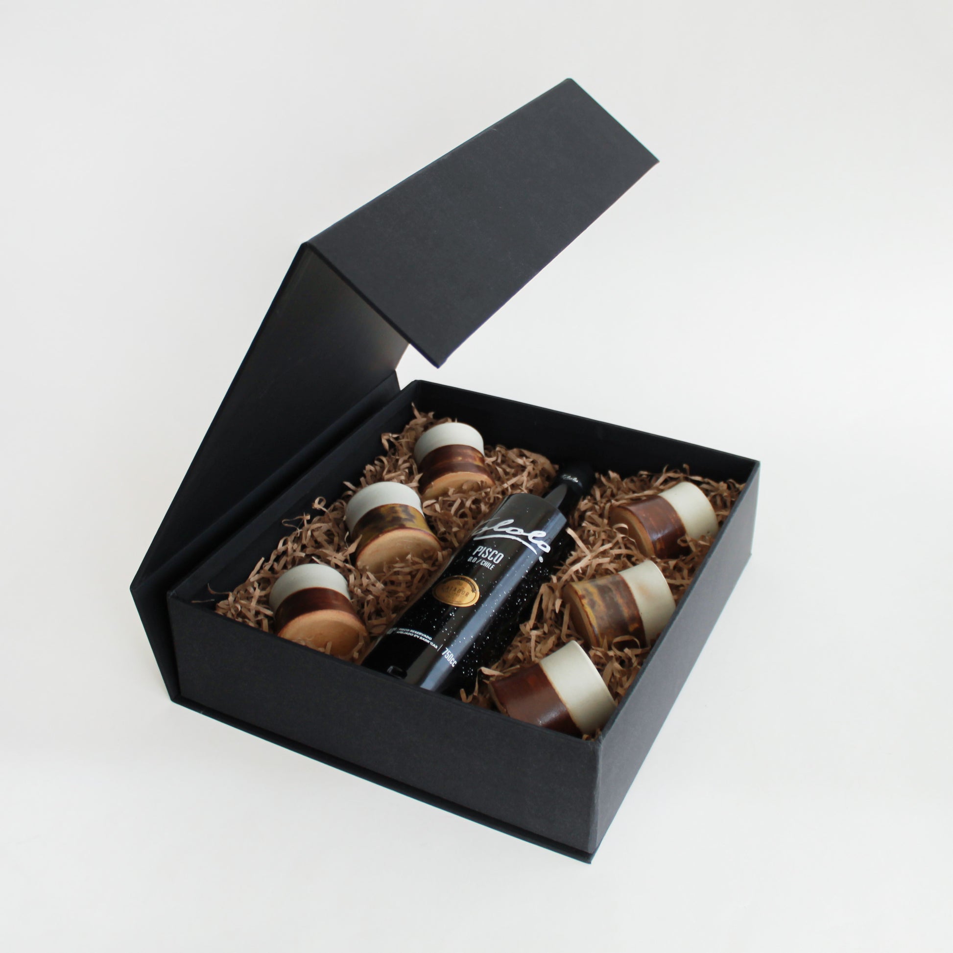 Colección de mixología con licores premium, accesorios de bar y acompañamientos gourmet. Un regalo corporativo elegante y personalizable para celebrar y crear experiencias memorables.