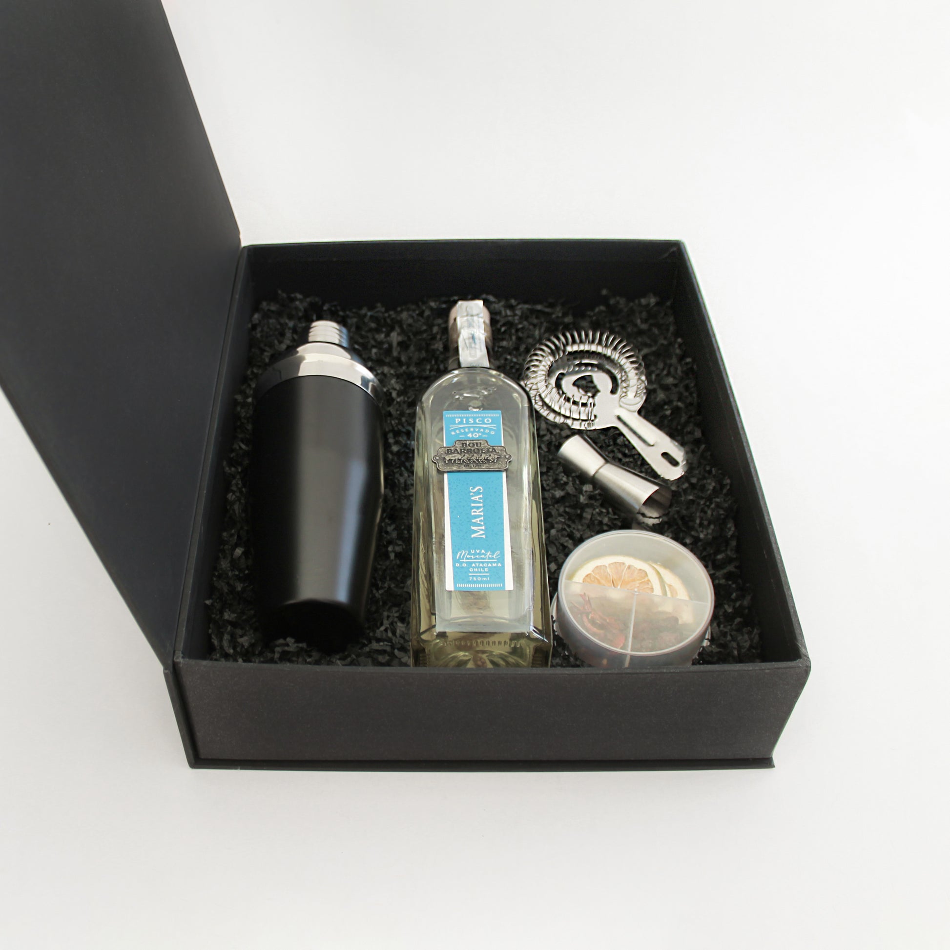 Colección de mixología con licores premium, accesorios de bar y acompañamientos gourmet. Un regalo corporativo elegante y personalizable para celebrar y crear experiencias memorables.