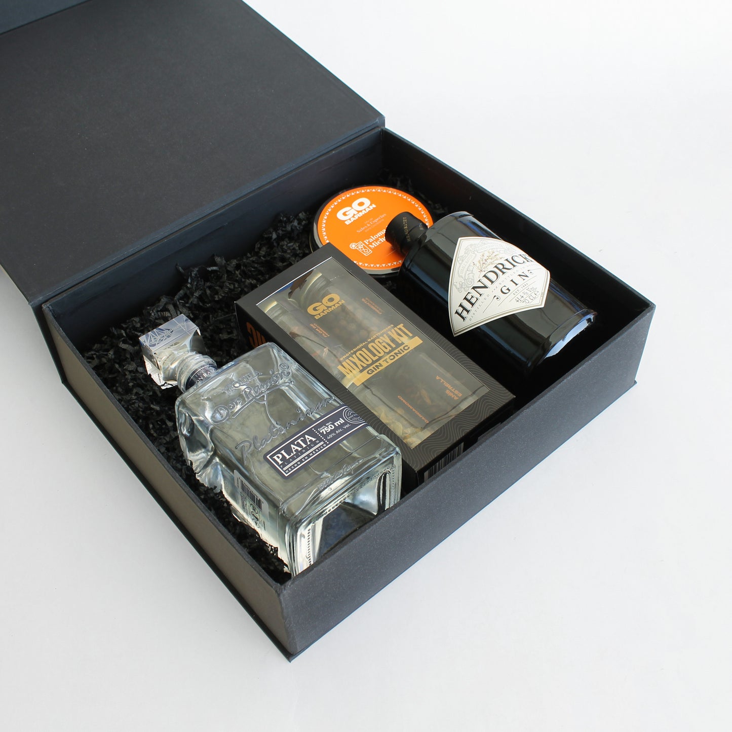 Colección de mixología con licores premium, accesorios de bar y acompañamientos gourmet. Un regalo corporativo elegante y personalizable para celebrar y crear experiencias memorables.