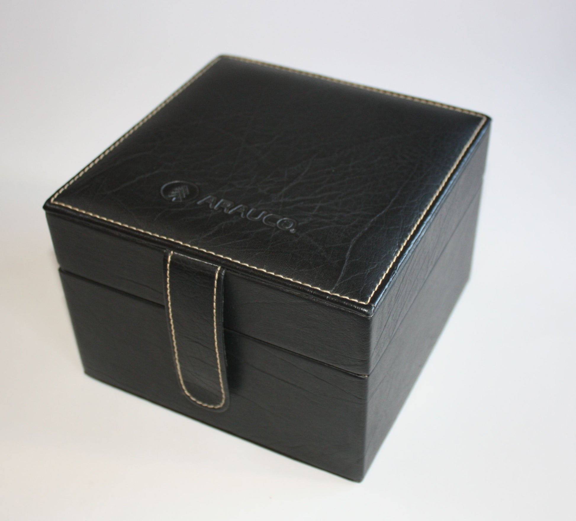 Set de naipes y 4 cachos de ecocuero con logo acuñado y dados. Presentación en caja forrada con tarjeta personalizada. Regalo corporativo. Mín. 50 unidades.