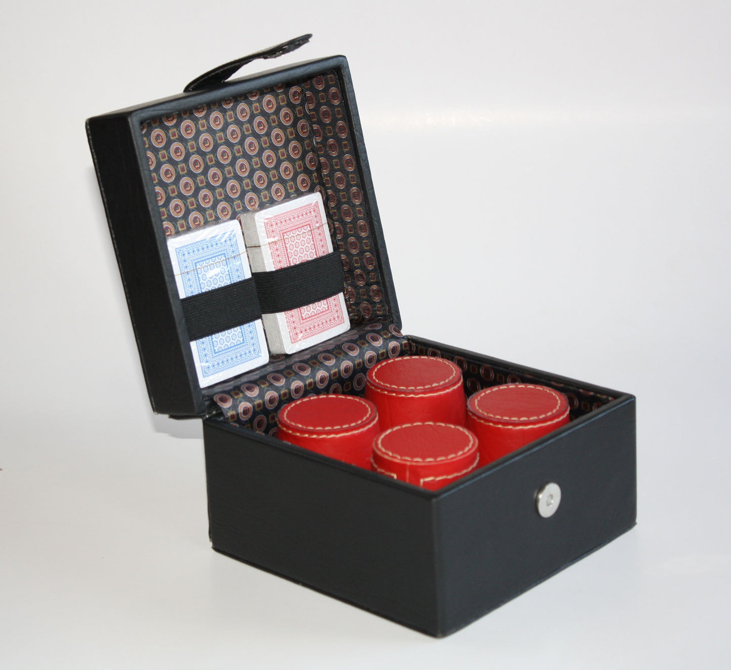 Set de naipes y 4 cachos de ecocuero con logo acuñado y dados. Presentación en caja forrada con tarjeta personalizada. Regalo corporativo. Mín. 50 unidades.