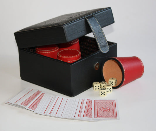 Set de naipes y 4 cachos de ecocuero con logo acuñado y dados. Presentación en caja forrada con tarjeta personalizada. Regalo corporativo. Mín. 50 unidades.