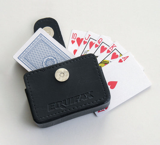 Diversión con estilo. Naipes en estuche de ecocuero de alta calidad con logo acuñado y color a elección. Incluye bolsa de TNT y tarjeta personalizada. El regalo corporativo ideal para este Día del Trabajador.