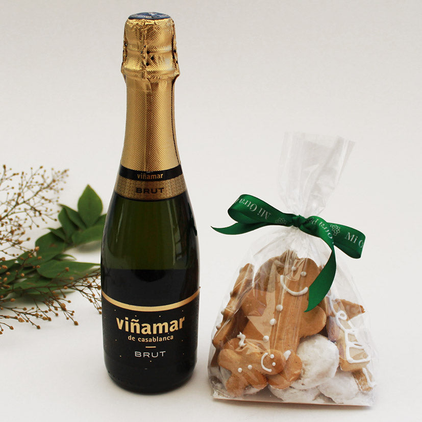 Set navideño con espumante Viñamar Brut y galletas decoradas a mano. Un regalo corporativo que aporta imagen y celebra la magia de compartir en Navidad.