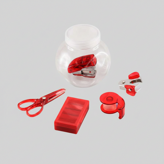 Set de oficina corporativo presentado en frasco plástico con tapa personalizable. Incluye accesorios esenciales de escritorio como tijeras, corchetera, cinta adhesiva y sacacorchetes. Ideal para merchandising y regalos corporativos.