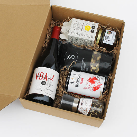 El regalo ideal para fomentar el relajo de sus colaboradores. Kit gourmet con vino premium de 7 cepas, tubo parrillero Aukas, pimientas, frutos secos, salsa gourmet Toty y pita chips. Presentado en caja kraft y tarjeta de saludo con logo corporativo. Cotiza con nosotros.