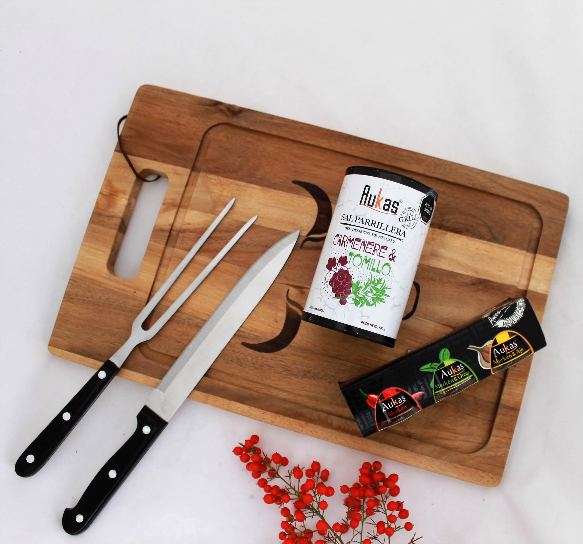 Set parrillero con tabla de acacia grabada, cuchilla y trincheta, sal especiada y trilogía de merkén. Un regalo corporativo premium para amantes del asado.