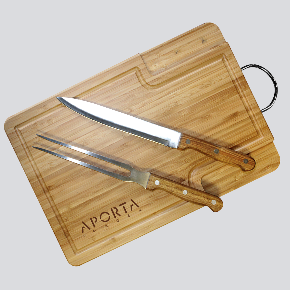 Set parrillero con tabla de bambú, cuchilla y tenedor asador con mangos de madera. Un regalo corporativo ideal para quienes disfrutan del asado y los buenos momentos.