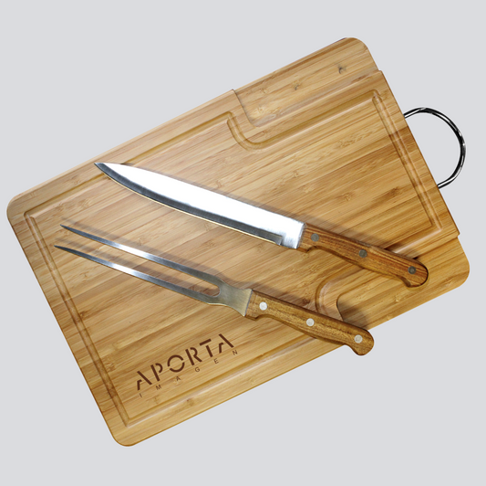 Set parrillero con tabla de bambú, cuchilla y tenedor asador con mangos de madera. Un regalo corporativo ideal para quienes disfrutan del asado y los buenos momentos.