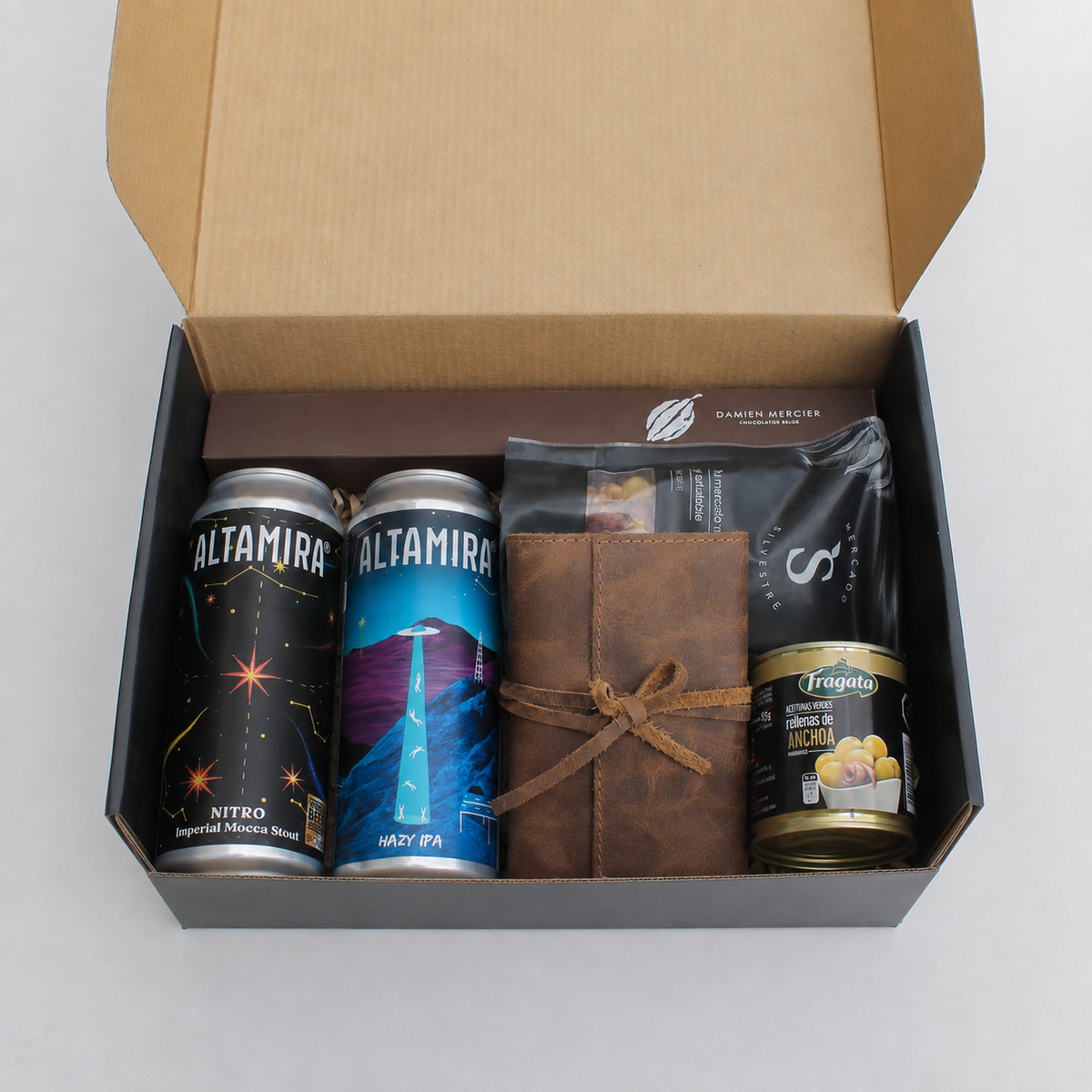 Diversión y placer en un solo kit. Incluye juego de naipes en estuche de cuero artesanal, 2 cervezas Altamira, mix de frutos secos y bombones Damien Mercier. El regalo corporativo ideal para desconectar y compartir en Fiestas Patrias, el Día del Trabajador o en el día del padre. ¡Personalízalo con tu logo!