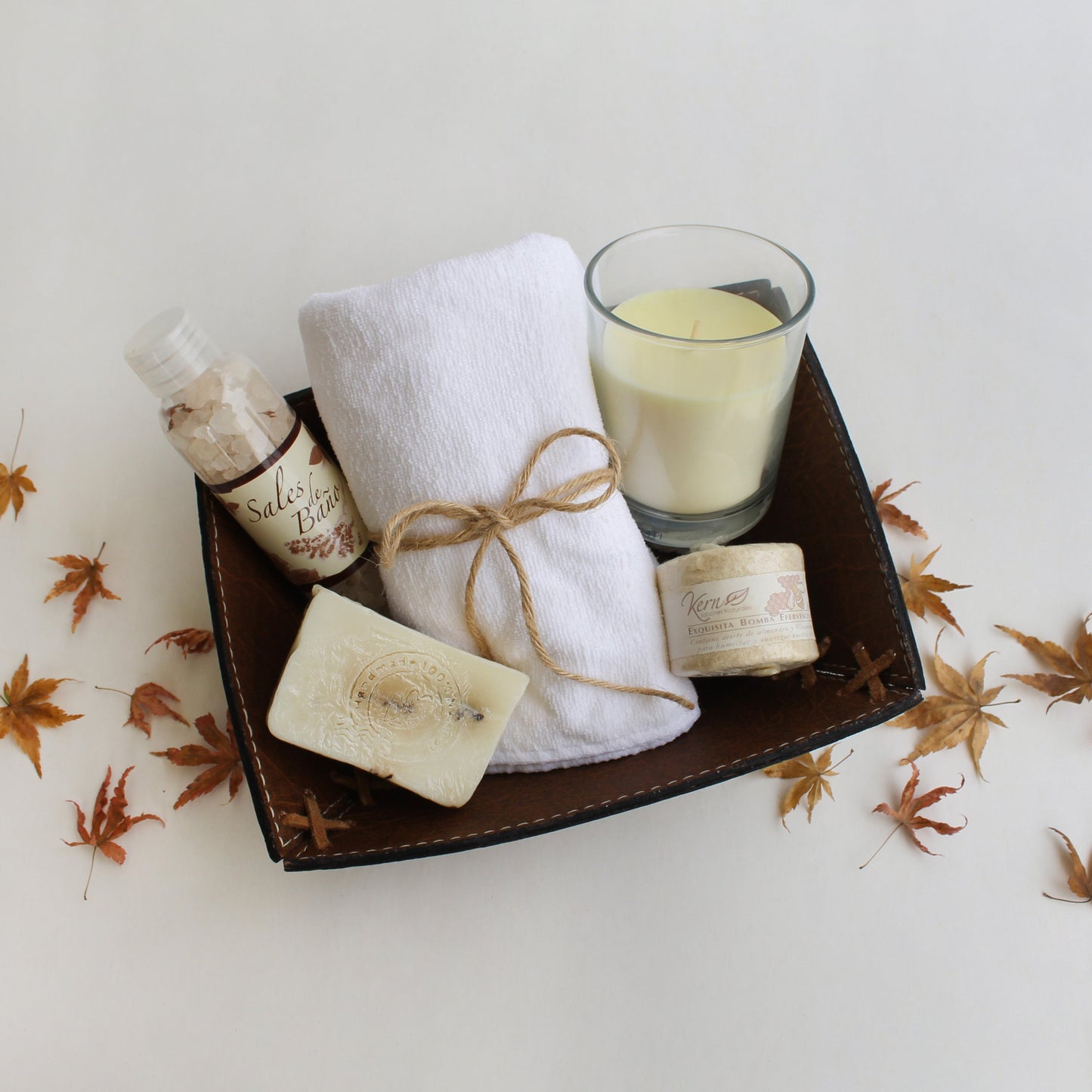 Set de relajación con sales de baño, jabón artesanal, vela aromática, bomba efervescente y toalla facial. Presentación premium personalizada con logo corporativo.