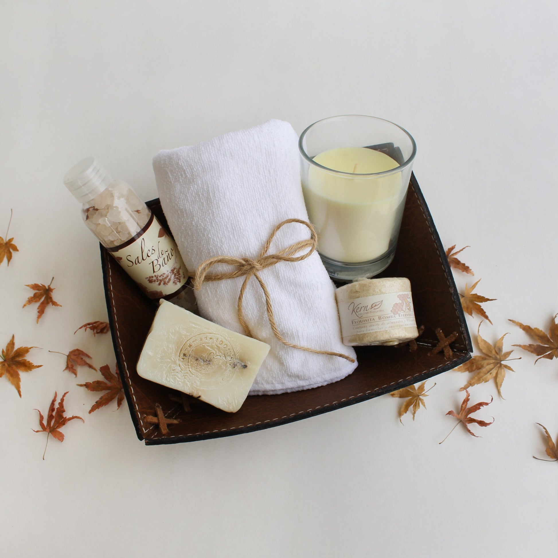 Set de relajación con sales de baño, jabón artesanal, vela aromática, bomba efervescente y toalla facial. Presentación premium personalizada con logo corporativo.
