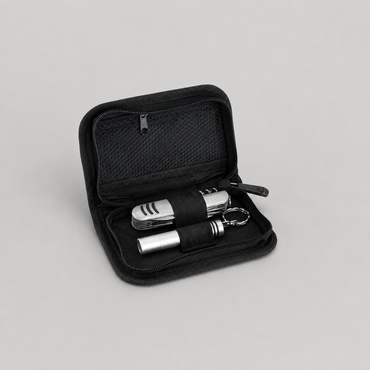 Set de Supervivencia XD con cortapluma de 12 funciones, llavero con linterna LED y estuche de presentación. Un regalo corporativo práctico, útil y personalizable con logo. Cotiza con nosotros.