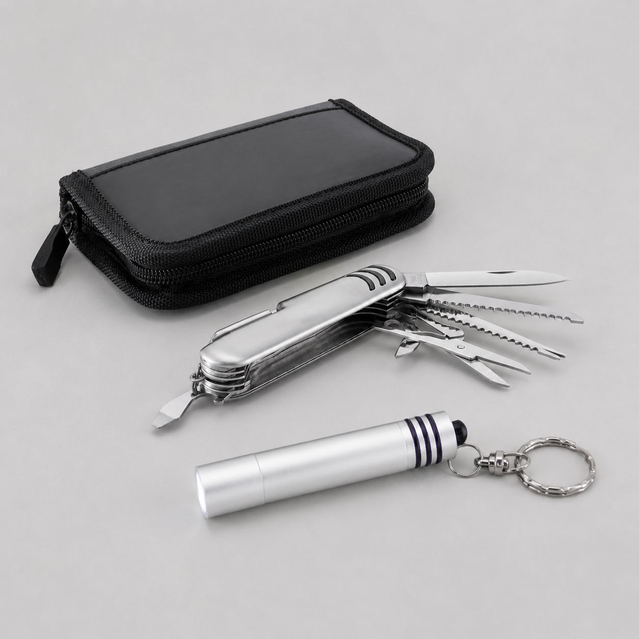 Set de Supervivencia XD con cortapluma de 12 funciones, llavero con linterna LED y estuche de presentación. Un regalo corporativo práctico, útil y personalizable con logo. Cotiza con nosotros.