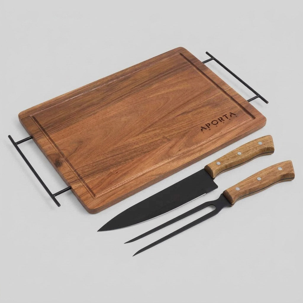 Eleva el asado con herramientas de nivel. Tabla de acacia 43cm con asas de acero, cuchillo y tenedor en bolsa de algodón. El regalo corporativo ideal para el Día del Trabajador. ¡Cotiza!