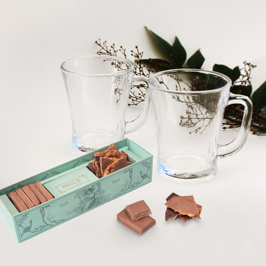 Set de 2 tazas de vidrio 225ml con caja de chocolates Tabletón y Gianduja Moulie. Presentación en bolsa de papel. Regalo corporativo. Pedido mínimo 50 unidades.