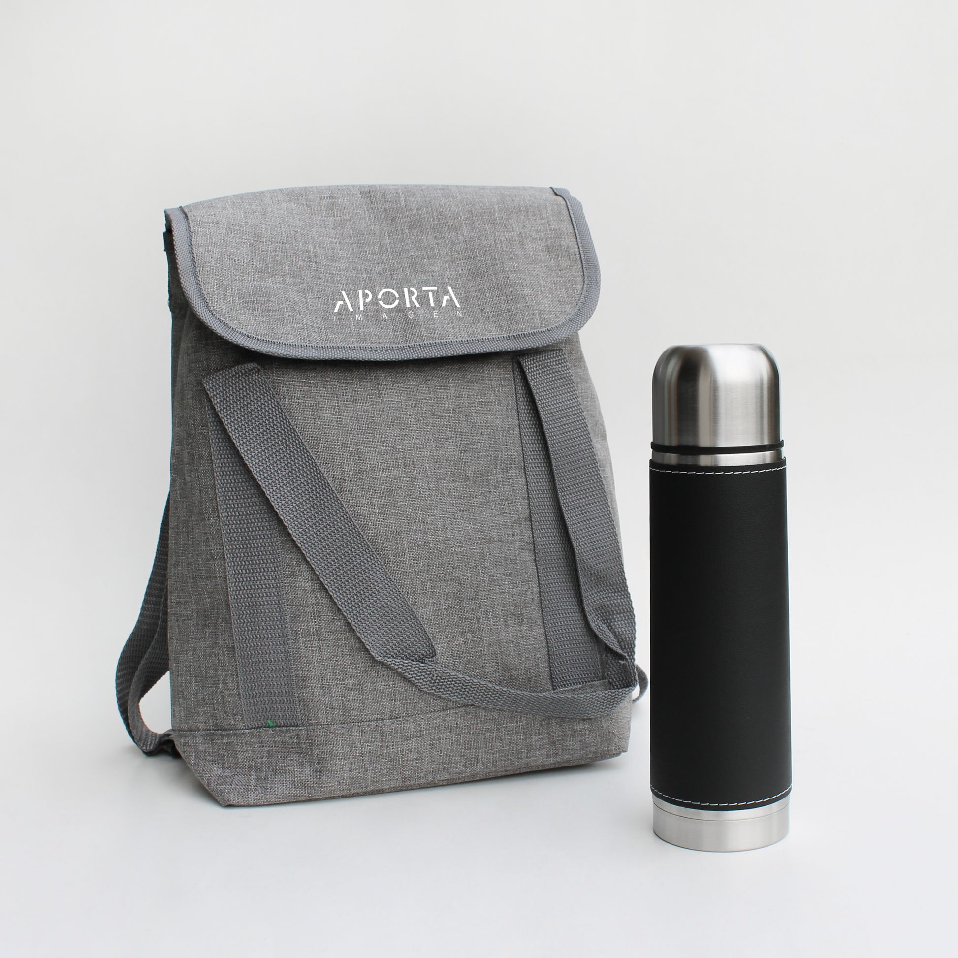 Mochila de poliéster (12L) con división movible y termo de acero 500cc con funda de PU. El regalo corporativo ideal para el Día del Trabajador. ¡Personaliza con tu logo!