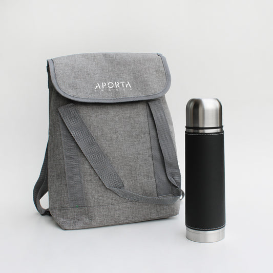 Mochila de poliéster (12L) con división movible y termo de acero 500cc con funda de PU. El regalo corporativo ideal para el Día del Trabajador. ¡Personaliza con tu logo!