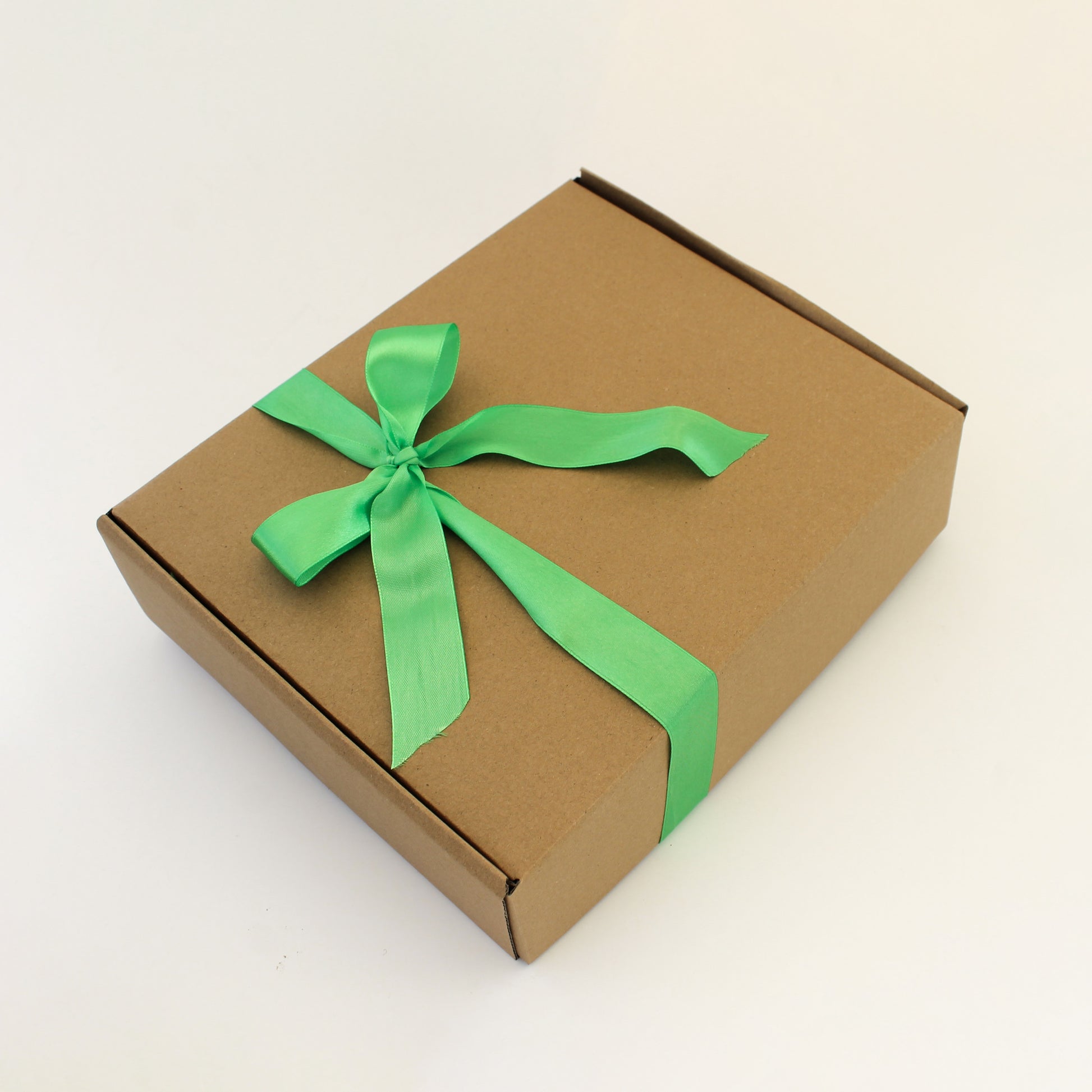 Set con vino La Joya Gran Reserva, chorizo Sarta, queso Camembert, hummus y galletas veganas Tika. En caja kraft personalizada. Regalo corporativo.
