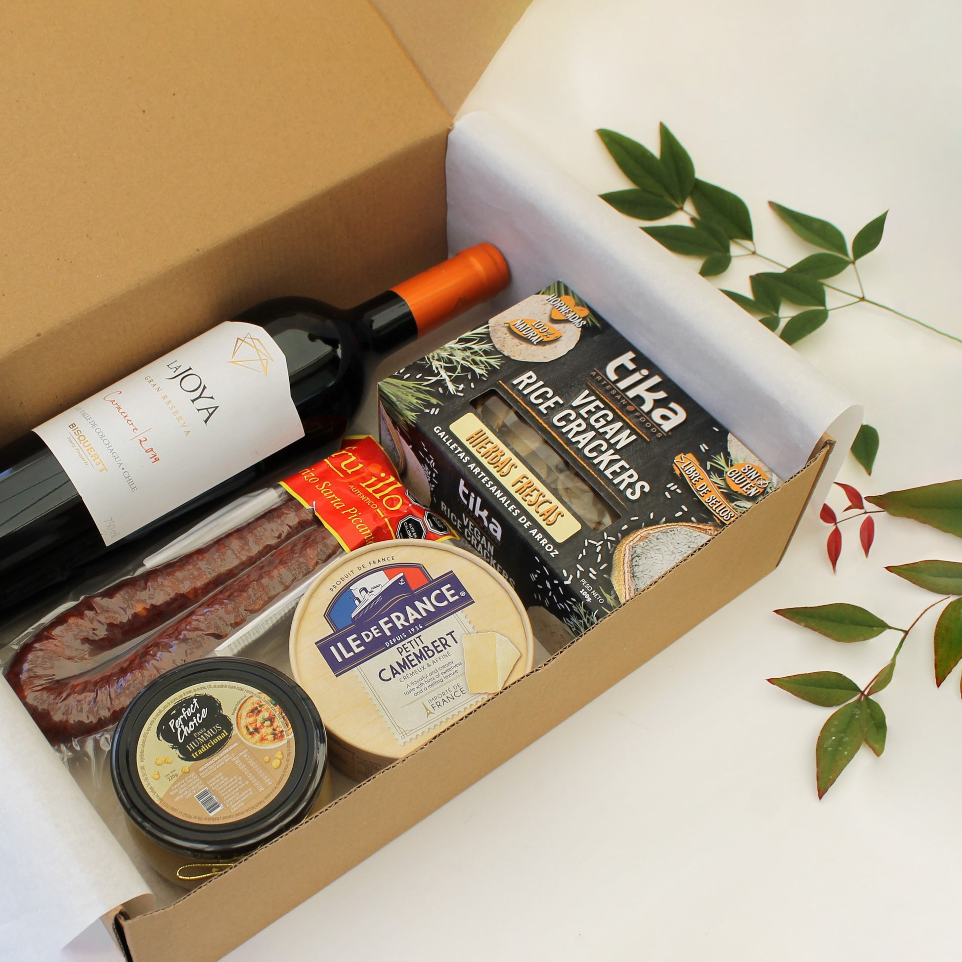 Set con vino La Joya Gran Reserva, chorizo Sarta, queso Camembert, hummus y galletas veganas Tika. En caja kraft personalizada. Regalo corporativo.