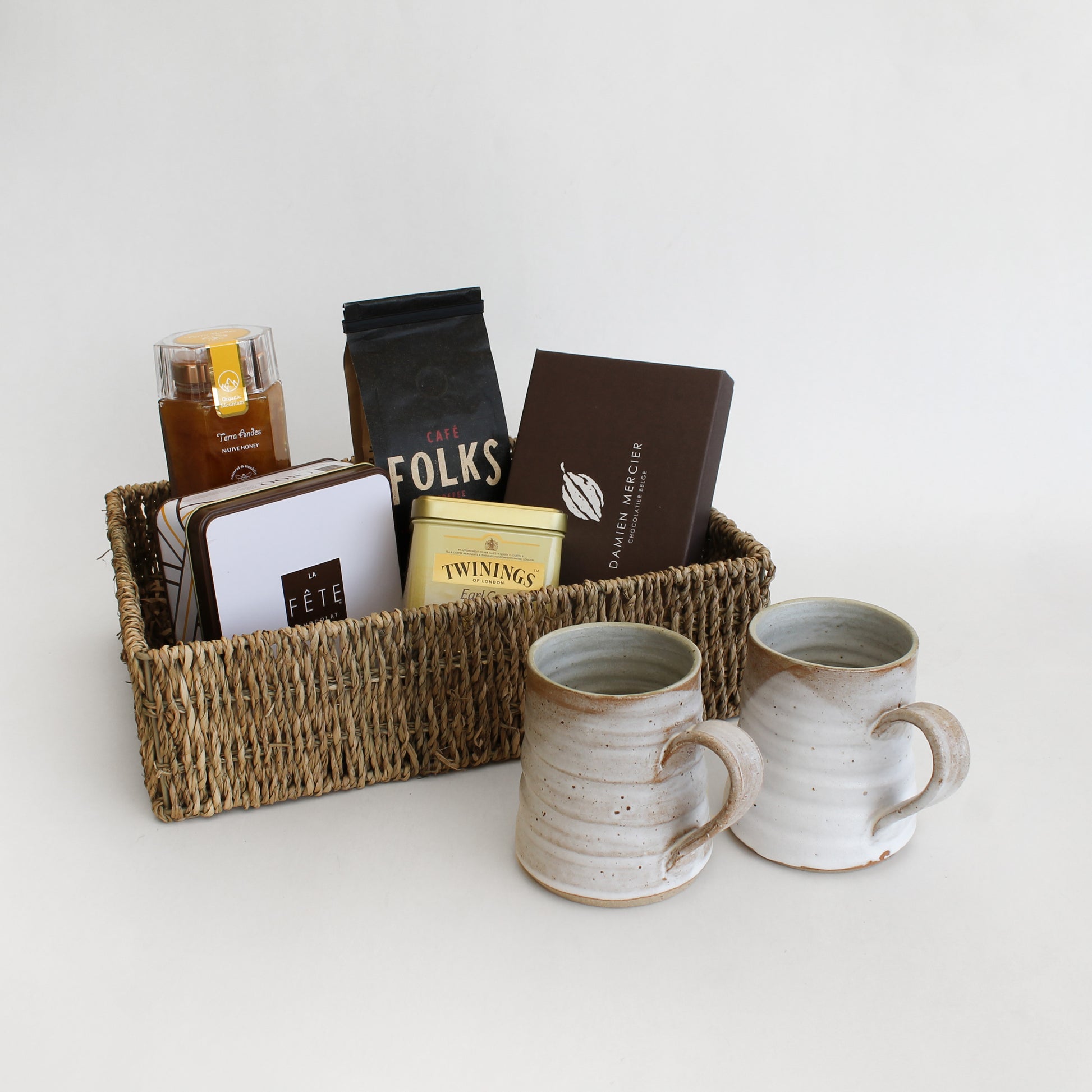 Sets de té y café con infusiones, granos seleccionados y accesorios especiales. Regalos corporativos elegantes, ideales para transmitir bienestar, agradecimiento y cercanía.