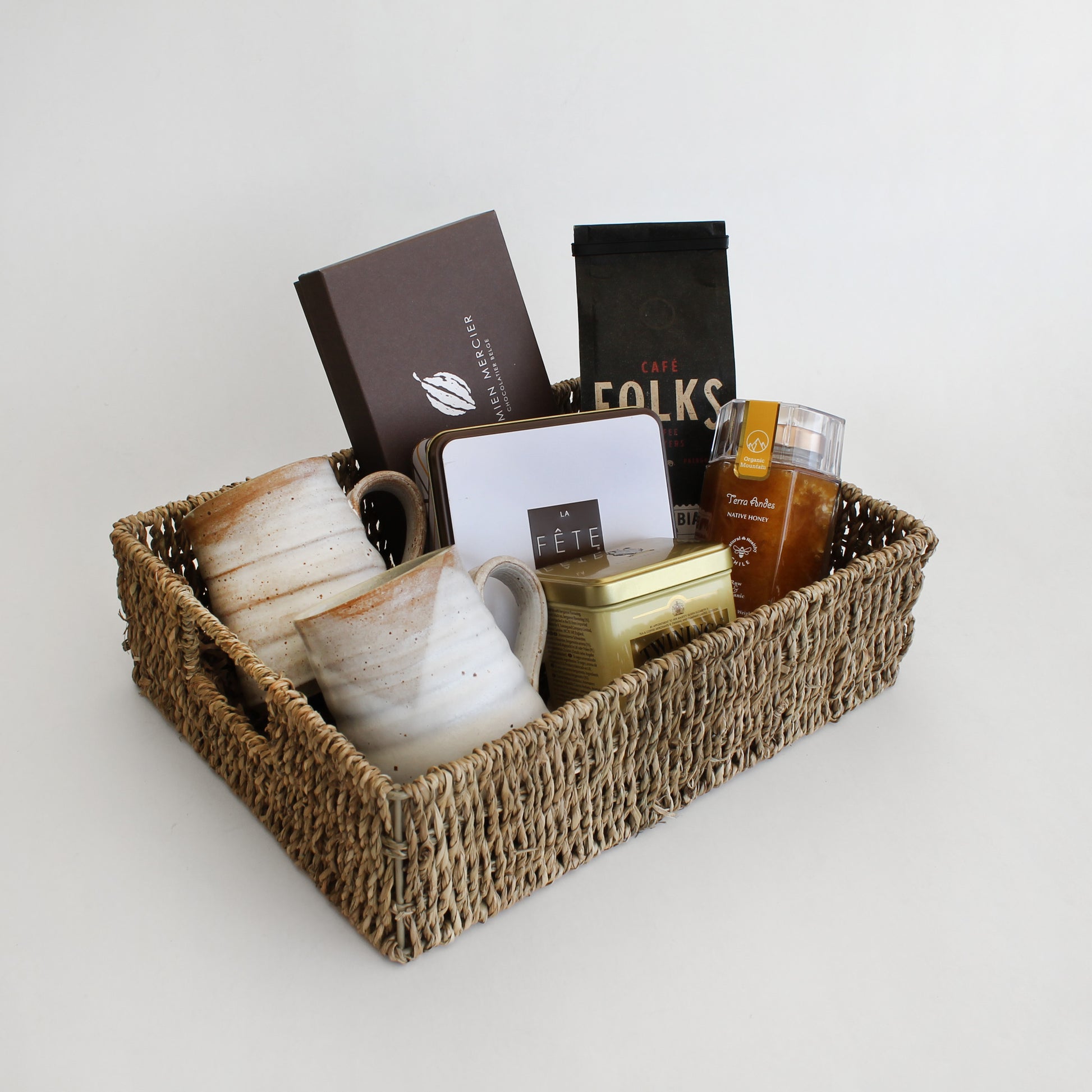 Sets de té y café con infusiones, granos seleccionados y accesorios especiales. Regalos corporativos elegantes, ideales para transmitir bienestar, agradecimiento y cercanía.