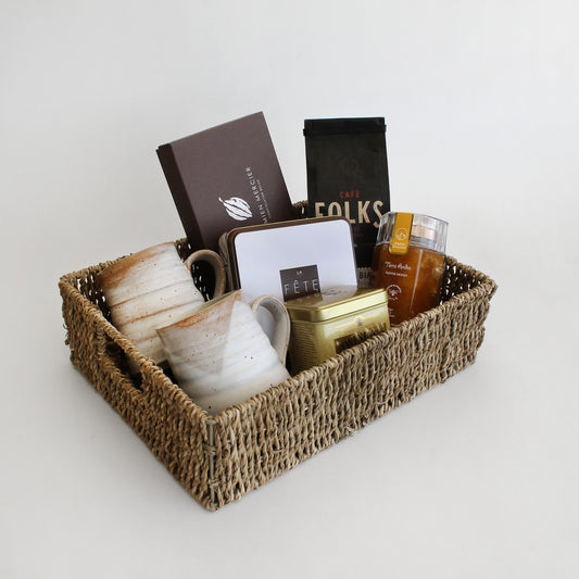 Sets de té y café con infusiones, granos seleccionados y accesorios especiales. Regalos corporativos elegantes, ideales para transmitir bienestar, agradecimiento y cercanía.