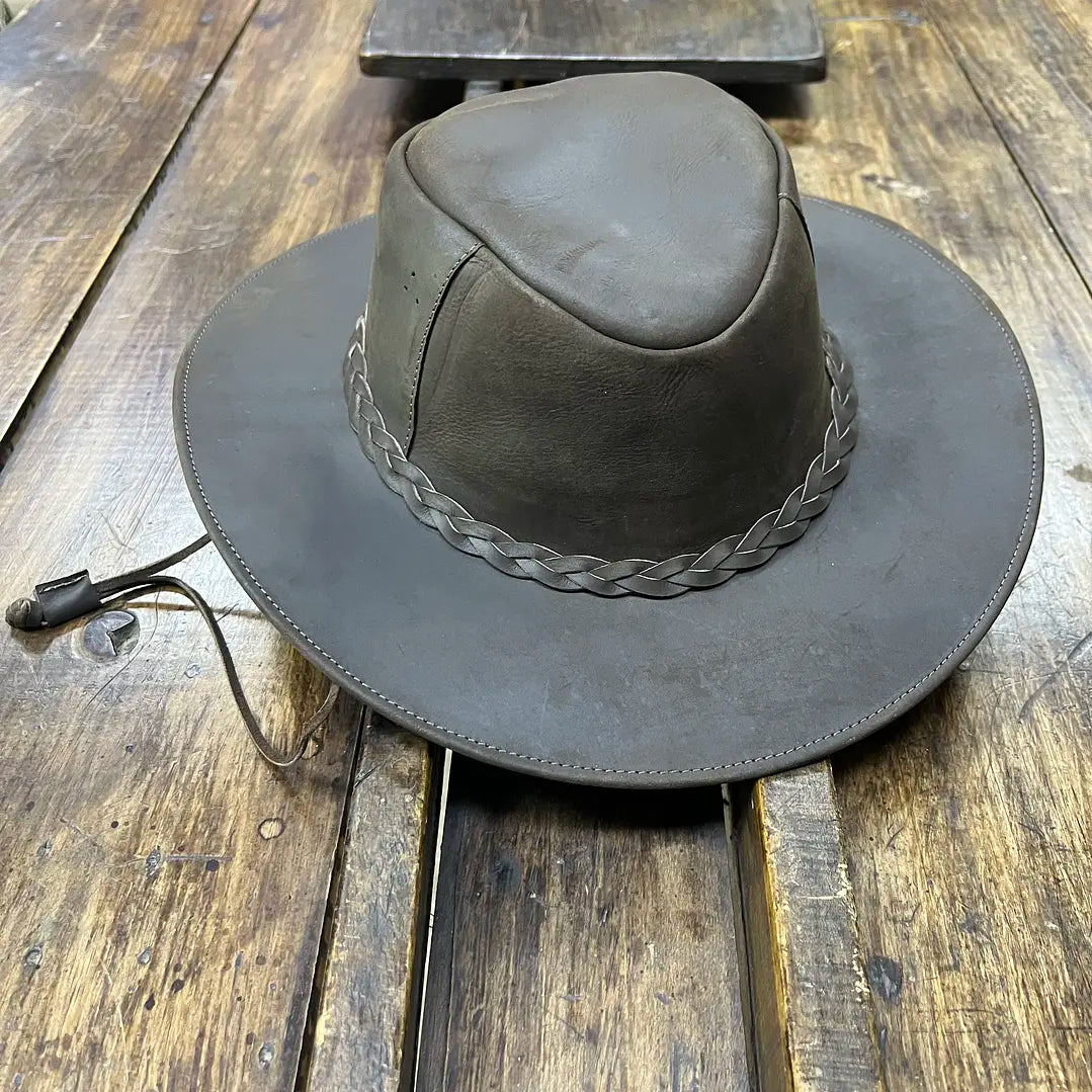 Sombreros artesanales de calidad premium. Elegancia y estilo único para quienes visten con intención. Regalo corporativo exclusivo.