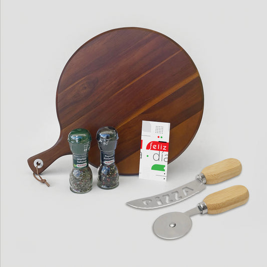 Set Gourmet de Pizza con tabla de Acacia (36cm), herramientas de corte en bambú y molinillos de especias premium. El regalo ideal para el Día del Trabajador. Incluye tarjeta personalizable.