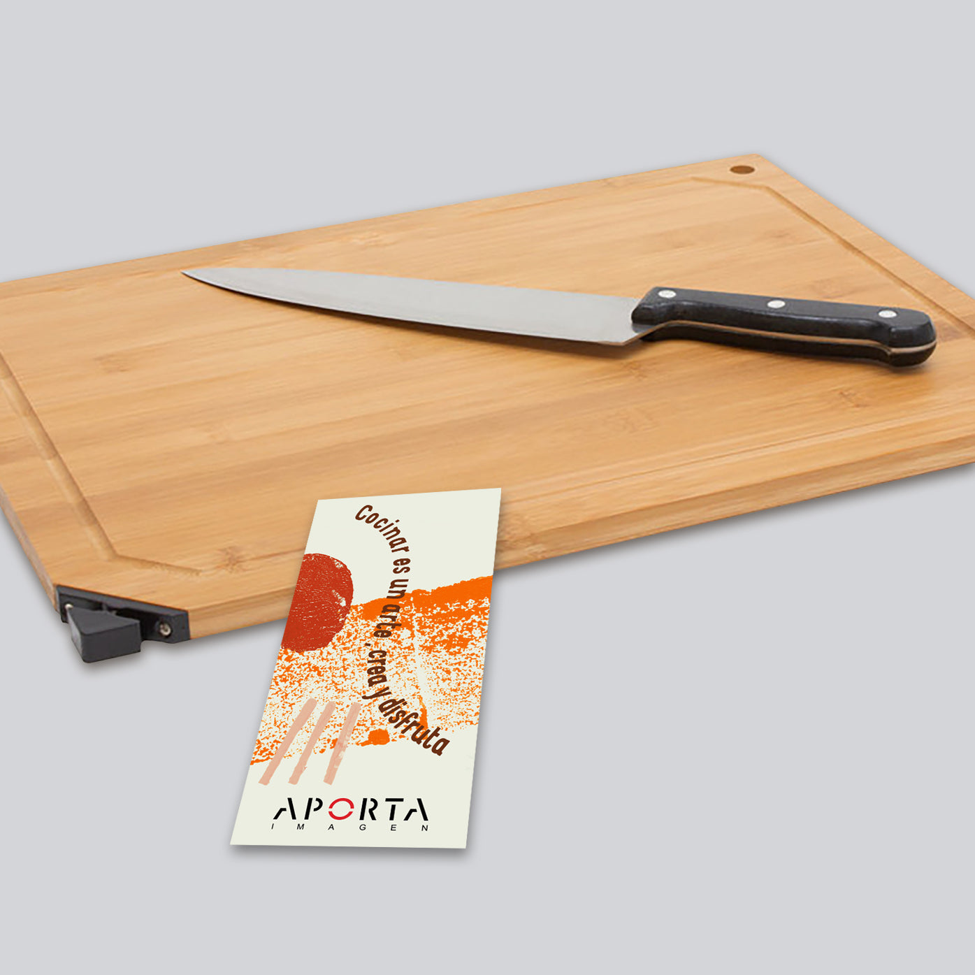 Set gourmet con tabla de bambú con afilador incorporado y cuchillo de acero inoxidable con mango negro para regalo corporativo Día  del Padre, Día del trabajador , Fiestas Patrias o Fin de año