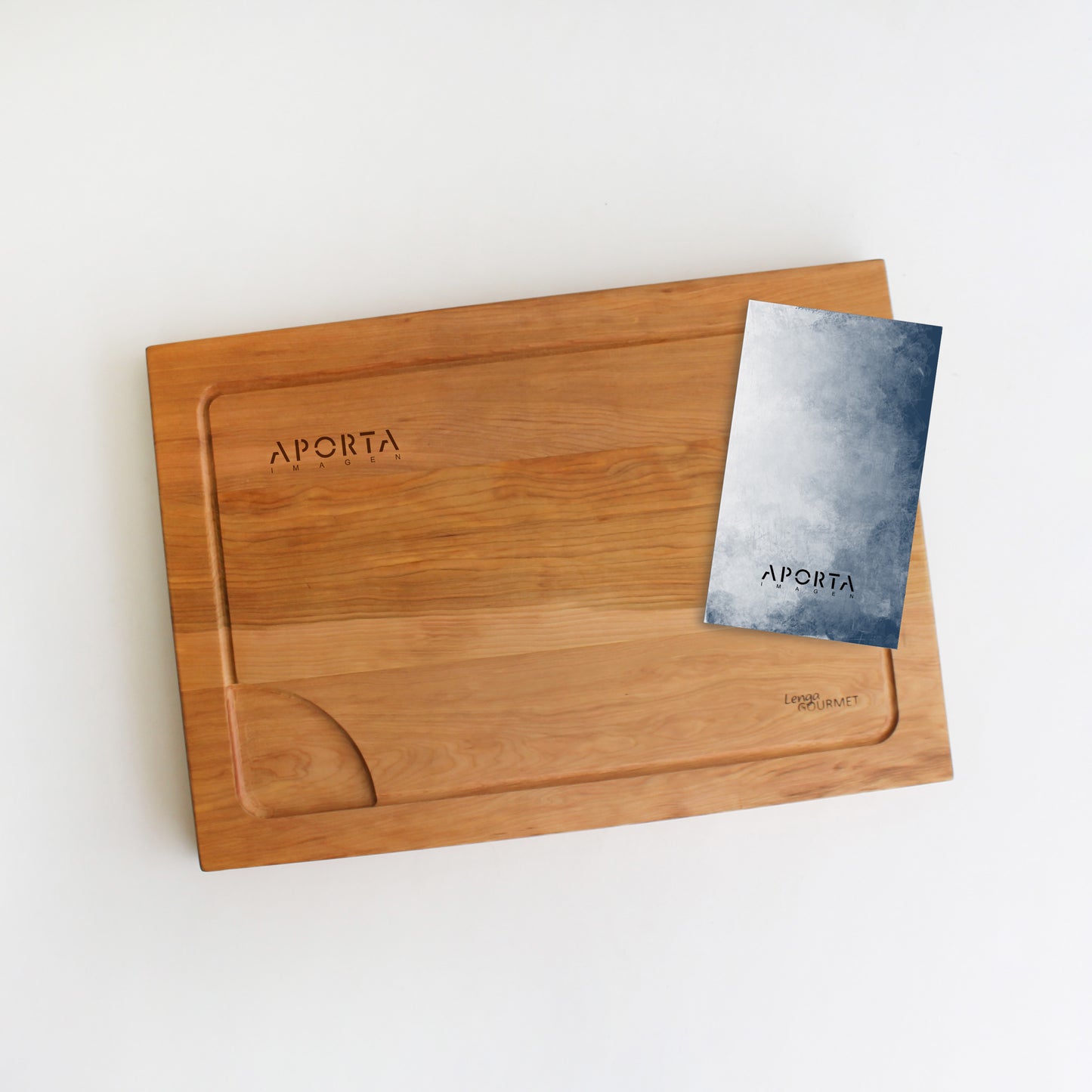 Tabla parrillera de madera de Lenga austral (34x48cm) con logo grabado. Incluye bolsa de canvas 100% algodón y tarjeta personalizada. Calidad premium para regalos corporativos. Mínimo 25 unidades.