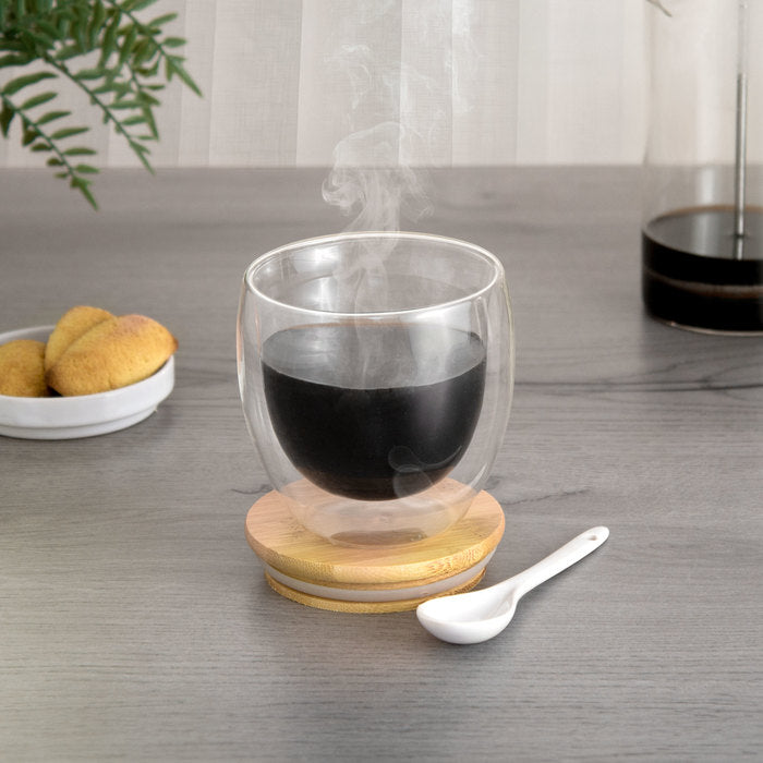Taza de doble vidrio 250ml con tapa de bambú que funciona como posa taza. Ideal para merchandising con logo impreso o grabado en tapa. Mínimo 100 unidades.