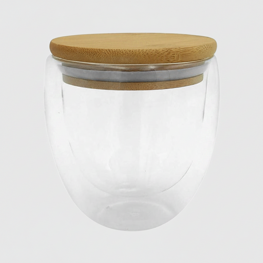 Taza de doble vidrio 250ml con tapa de bambú que funciona como posa taza. Ideal para merchandising con logo impreso o grabado en tapa. Mínimo 100 unidades.