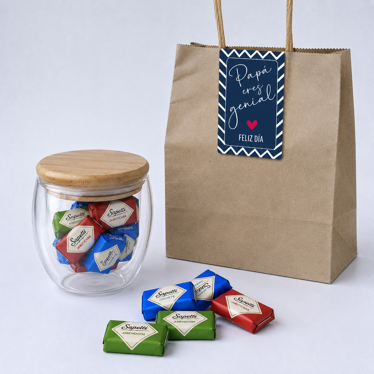 Taza de doble vidrio (250ml) con tapa de bambú y 15 mini chocolates alemanes Sarotti. El regalo corporativo ideal para el Día del Padre. ¡Personaliza con tu logo!