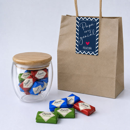 Taza de doble vidrio (250ml) con tapa de bambú y 15 mini chocolates alemanes Sarotti. El regalo corporativo ideal para el Día del Padre. ¡Personaliza con tu logo!